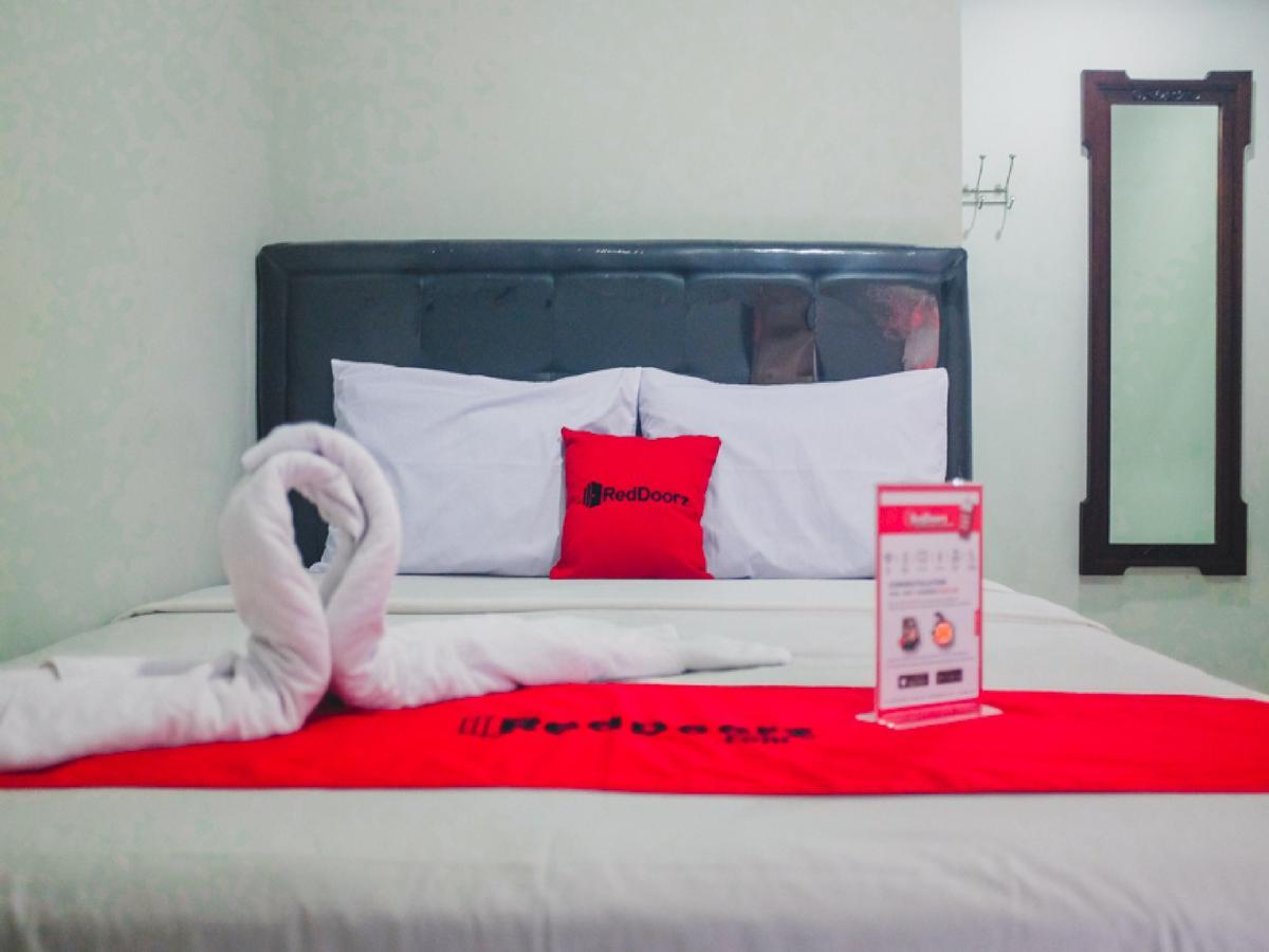 Reddoorz Plus @ Helvetia 棉兰 外观 照片