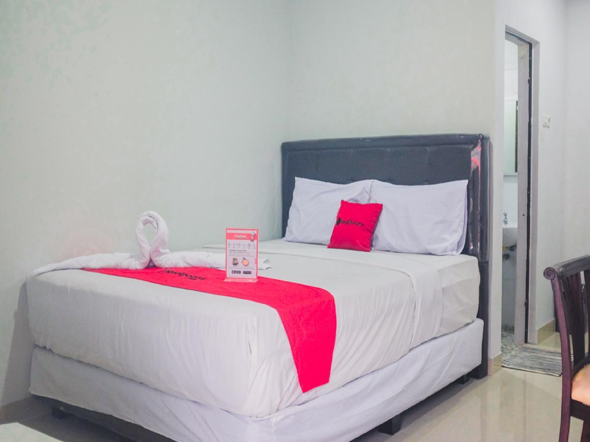 Reddoorz Plus @ Helvetia 棉兰 外观 照片